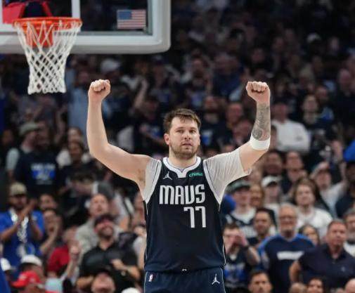 乐竞体育登录-会防守的东契奇更可怕！攻防一体扎心快艇卡椒